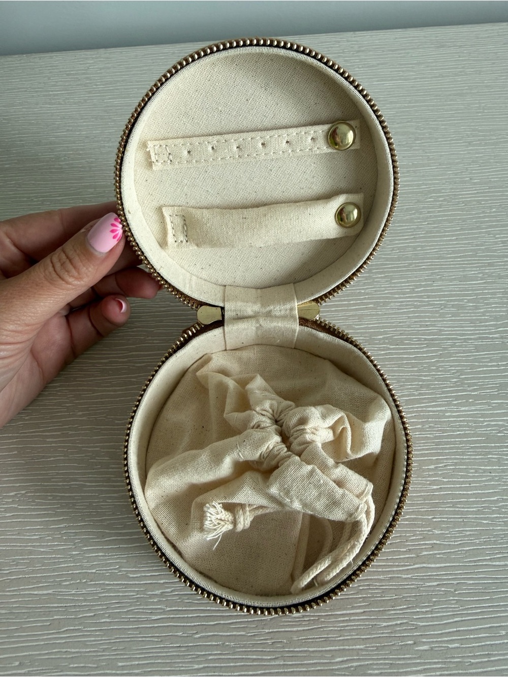 Sezane round jewelry case in camel - Picture 3 of 4